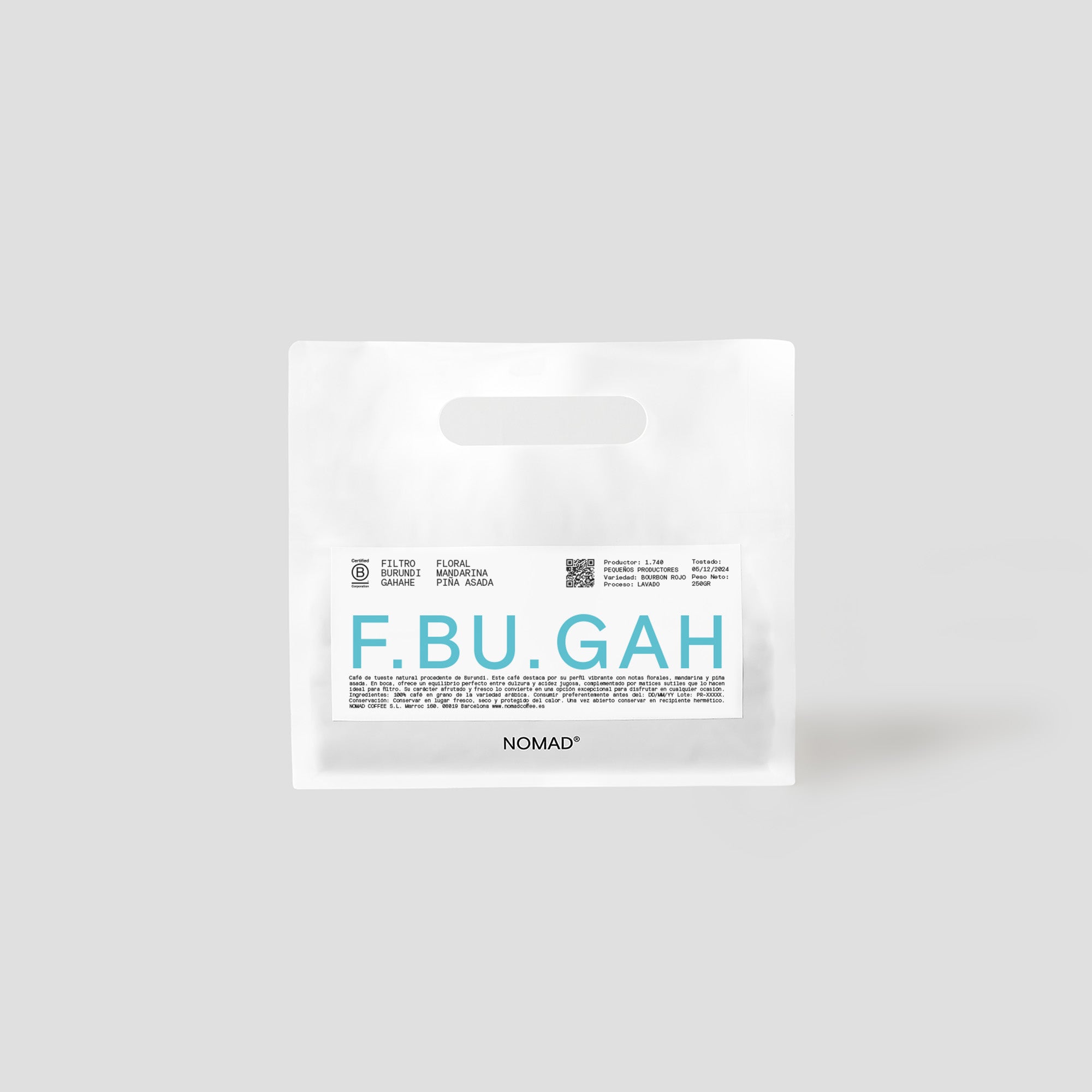 Bossa blanca de cafè de la marca NOMAD amb disseny net i minimalista. L'etiqueta al centre mostra el codi “F.BU.GAH” en lletres grans de color blau clar, que indica l'origen i el tipus de cafè: filtre, Burundi, Gahahe. La part superior de l'etiqueta inclou informació com a notes de tast (floral, mandarina, pinya rostida), regió i varietat.