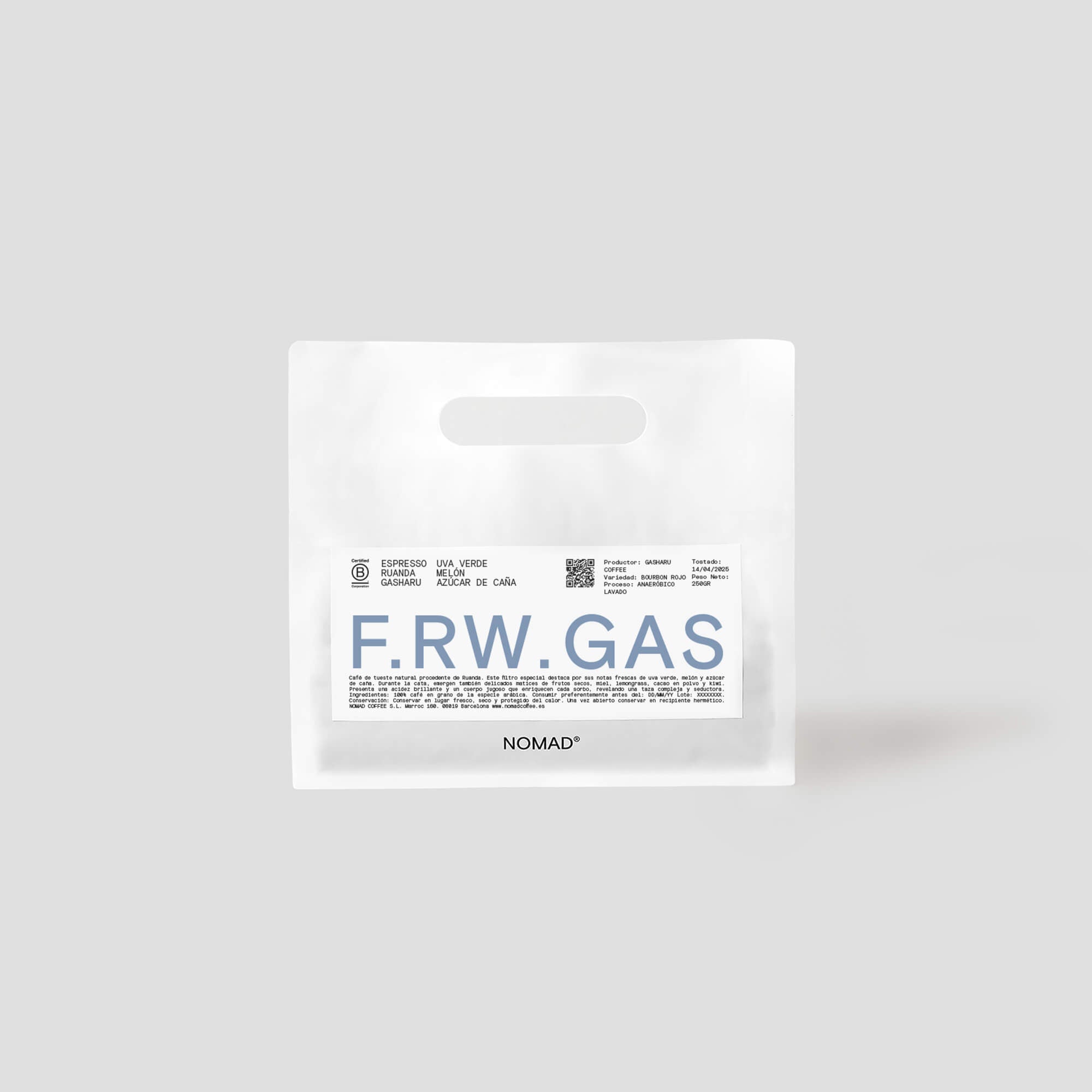 Bossa blanca de cafè de Nomad amb etiqueta “F.RW.GAS” destacada en blau, varietat espresso amb notes de sucre de canya, empaquetada en format pla amb nansa encunyada.