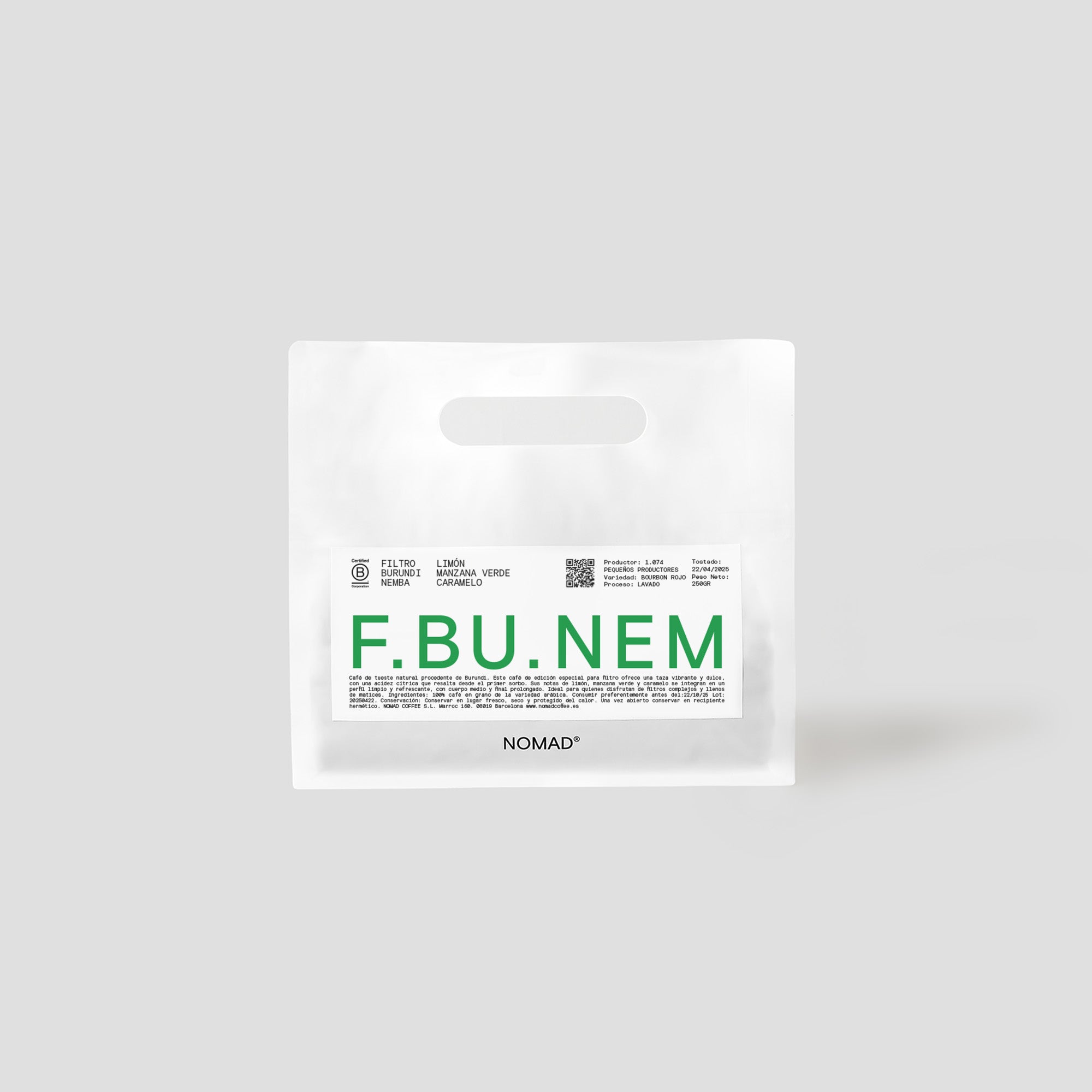 Bossa blanca de cafè de Nomad amb etiqueta “F.BU.NEM” en verd, cafè de filtre amb notes de Poma verd i caramel, en format amb nansa encunyada.
